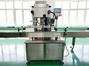 Taponadora automática de cuatro ruedas