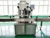 Taponadora automática de cuatro ruedas