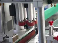 Taponadora automática de cuatro ruedas