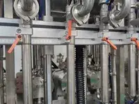 Llenadora de líquidos con bomba de lóbulos rotativos