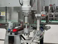 Taponadora con seguimiento automático