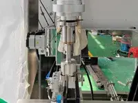 Taponadora con seguimiento automático